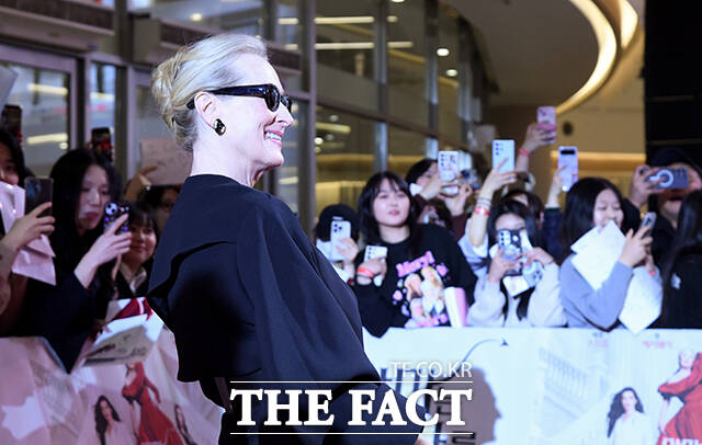 할리우드 배우 메릴 스트립이 8일 오후 서울 영등포구 타임스퀘어에서 열린 영화 '악마는 프라다를 입는다2' 레드카펫에서 팬들에게 인사하고 있다. /박상민 기자