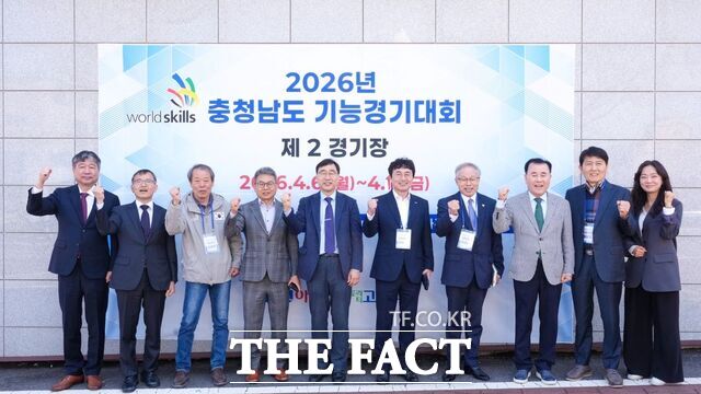 8일 김지철 교육감을 비롯한 내빈들이 '2026년 충남기능경기대회'가 열린 아산스마트팩토리마이스터고를 찾아 파이팅을 외치고 있다. /충남도교육청
