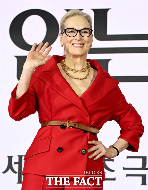 할리우드 배우 메릴 스트립이 8일 서울 광화문 포시즌스 호텔 서울에서 열린 영화 '악마는 프라다를 입는다2' 내한 기자간담회에 참석해 취재진을 향해 고개 숙여 인사하고 있다. /이새롬 기자