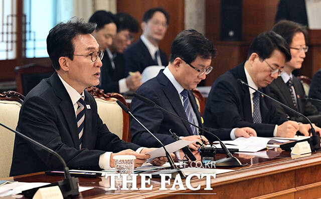 김민석 국무총리가 8일 오전 서울 종로구 정부서울청사에서 열린 비상경제본부회의에 참석해 모두발언을 하고 있다. /임영무 기자