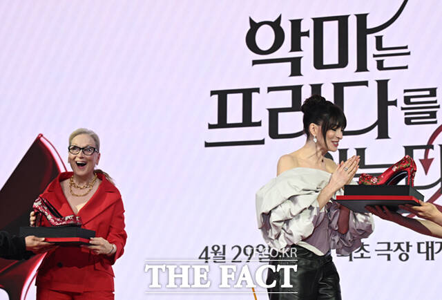 배우 메릴 스트립(왼쪽)과 앤 해서웨이가 8일 서울 광화문 포시즌스 호텔 서울에서 열린 영화 '악마는 프라다를 입는다2' 내한 기자간담회에서 제작진이 선물로 준비한 꽃신 하이힐을 받고 고개 숙여 인사하고 있다.