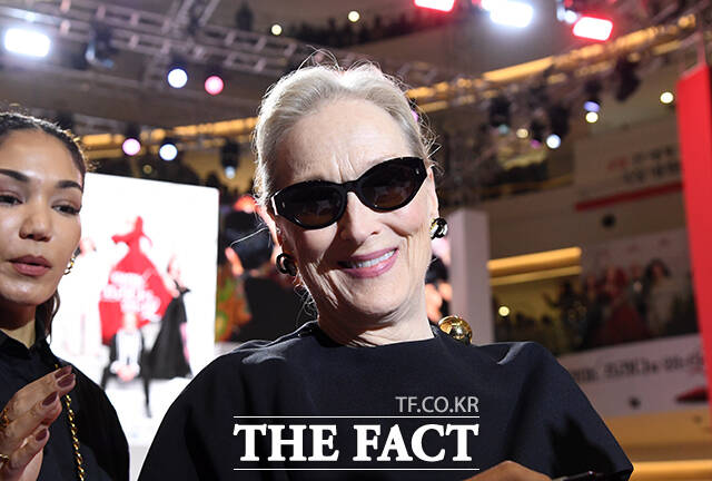 할리우드 배우 메릴 스트립이 8일 오후 서울 영등포구 타임스퀘어에서 열린 영화 '악마는 프라다를 입는다2' 레드카펫에서 팬들에게 인사하고 있다. /박상민 기자