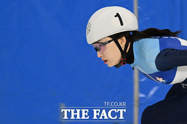 올림픽 은퇴를 선언한 최민정(앞)이 8일 오후 서울 양천구 목동실내빙상장에서 열린 '2026-2027 쇼트트랙 국가대표 1차 선발대회' 여자 500m 예선에서 역주하고 있다. /김성렬 기자