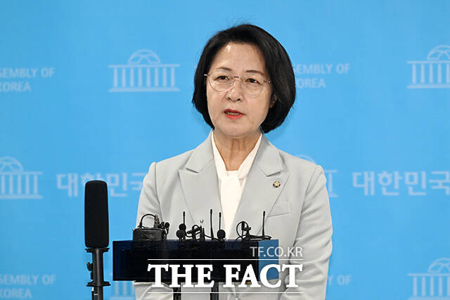 더불어민주당 경기도지사 후보로 선출된 추미애 의원은 8일 '여성 후보 10% 가산점' 도움 없이 경선에서 과반 득표했다는 취지로 설명했다. 추 의원의 강성 이미지가 중도 확장에 제약을 줄 수 있다는 우려에 대해선 