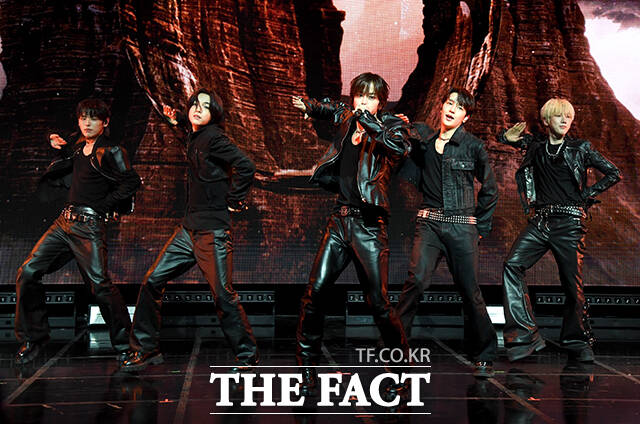 그룹 키빗업(KEYVITUP)이 8일 오후 서울 마포구 NOL 씨어터 합정 동양생명홀에서 열린 데뷔 쇼케이스에 참석해 타이틀곡 'KEYVITUP' 무대를 펼치고 있다. /박상민 기자