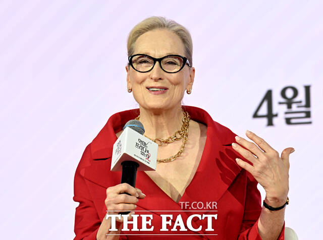 할리우드 배우 메릴 스트립(왼쪽)과 앤 해서웨이가 8일 서울 광화문 포시즌스 호텔 서울에서 열린 영화 '악마는 프라다를 입는다2' 내한 기자간담회에 참석해 포즈를 취하고 있다. /이새롬 기자