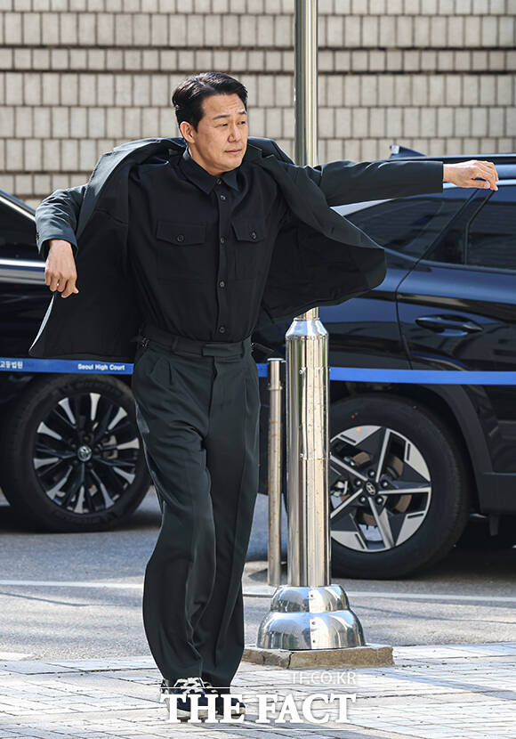 배우 박성웅이 8일 오후 서울 서초구 서울중앙지방법원에서 열린 임성근 전 해병대 1사단장의 국회증언감정법 위반 사건 관련 공판에 증인으로 출석하고 있다. /박헌우 기자