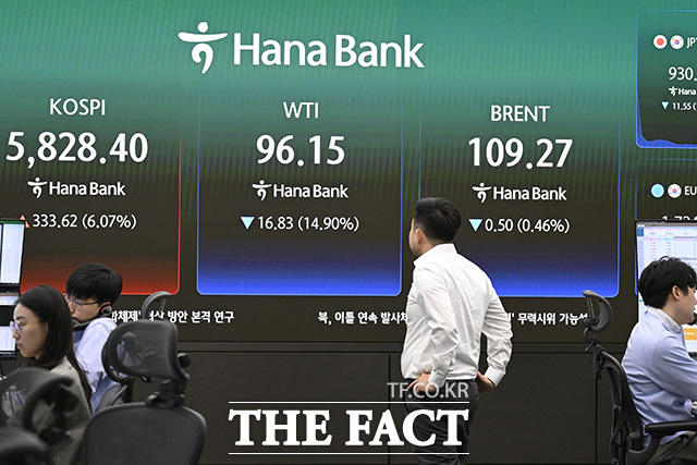미국과 이란의 휴전 합의에 코스피가 급등하며 매수 사이드카가 발동된 8일 오전 서울 중구 하나은행 본점 딜링룸에 코스피와 서부텍사스원유(WTI), 브렌트유 거래 가격이 표시돼 있다. /송호영 기자