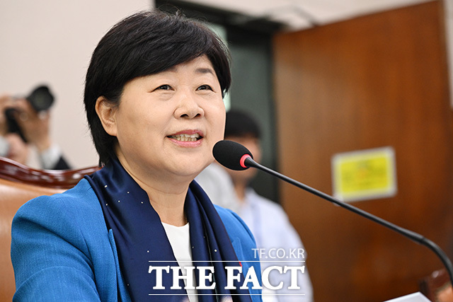 첫 법사위 전체회의 주재하며 발언하는 서영교 신임 법사위원장.