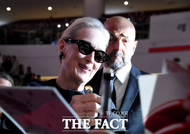 할리우드 배우 메릴 스트립이 8일 오후 서울 영등포구 타임스퀘어에서 열린 영화 '악마는 프라다를 입는다2' 레드카펫에서 팬들에게 인사하고 있다. /박상민 기자