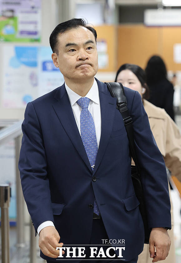 허태근 전 국방부 국방정책실장이 8일 오전 서울 서초구 서울중앙지방법원에서 열린 순직해병 수사외압 사건 관련 공판에 출석하고 있다. /박헌우 기자