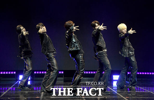 그룹 키빗업(KEYVITUP)이 8일 오후 서울 마포구 NOL 씨어터 합정 동양생명홀에서 열린 데뷔 쇼케이스에 참석해 타이틀곡 'KEYVITUP' 무대를 펼치고 있다. /박상민 기자