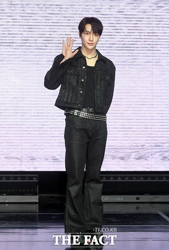 그룹 키빗업(KEYVITUP)의 재인, 세나, 현민, 루키아, 태환(왼쪽부터)이 8일 오후 서울 마포구 NOL 씨어터 합정 동양생명홀에서 열린 데뷔 쇼케이스에 참석해 포즈를 취하고 있다. /박상민 기자