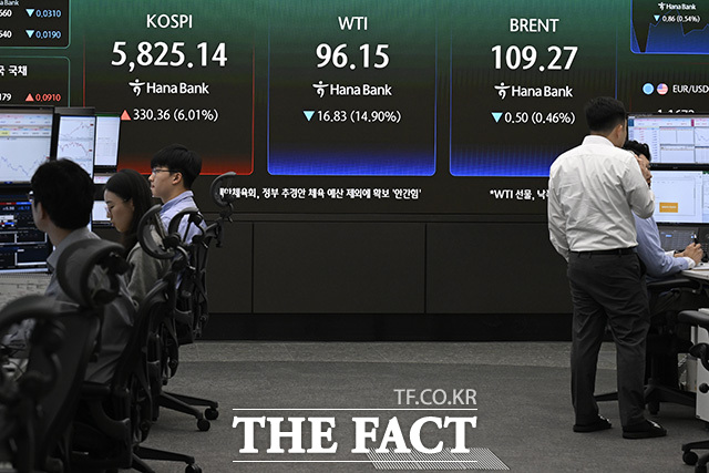 딜러들이 경제 현황을 분석하고 있다.