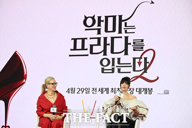 할리우드 배우 메릴 스트립(왼쪽)과 앤 해서웨이가 8일 서울 광화문 포시즌스 호텔 서울에서 열린 영화 '악마는 프라다를 입는다2' 내한 기자간담회에 참석해 포즈를 취하고 있다. /이새롬 기자