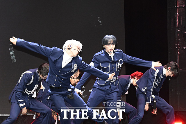 앰퍼샌드원이 군무를 하고 있다.