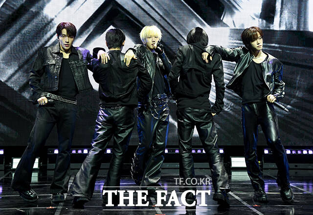 그룹 키빗업(KEYVITUP)의 재인, 세나, 현민, 루키아, 태환(왼쪽부터)이 8일 오후 서울 마포구 NOL 씨어터 합정 동양생명홀에서 열린 데뷔 쇼케이스에 참석해 포즈를 취하고 있다. /박상민 기자