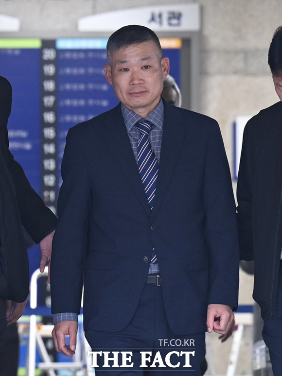 해병 순직사건 수사 외압에 관여한 혐의를 받는 김동혁 전 국방부 검찰단장이 2025년 10월 23일 오후 서울 서초구 서울중앙지방법원에서 열린 구속 전 피의자 심문(영장실질심사)을 마친 뒤 법원을 나서고 있다. /이새롬 기자