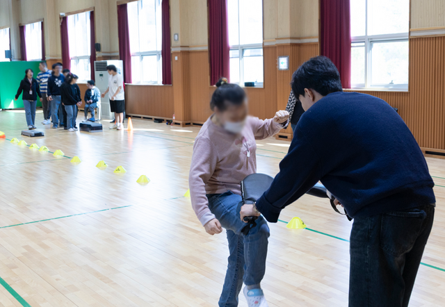 대전광역시 대덕구에 위치한 장애인종합복지관에서 7일 장애인들이 신체 활동 프로그램 수업에 참여하고 있다. /보건복지부