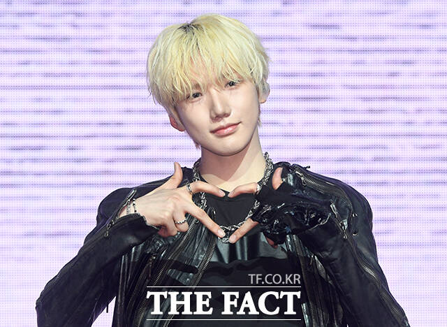 그룹 키빗업(KEYVITUP)의 재인, 세나, 현민, 루키아, 태환(왼쪽부터)이 8일 오후 서울 마포구 NOL 씨어터 합정 동양생명홀에서 열린 데뷔 쇼케이스에 참석해 포즈를 취하고 있다. /박상민 기자