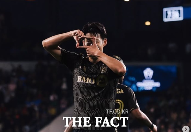 LAFC의 공격수 손흥민이 8일 크루스 아술과 2026 북중미 챔피언스컵 8강 1차전에서 전반 30분 선제 필드골을 터뜨린 뒤 특유의 '찰칵 세리머니'를 하고 있다./LAFC