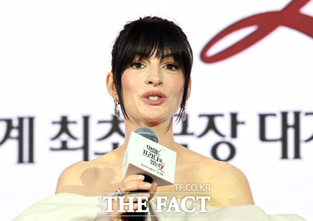 할리우드 배우 메릴 스트립(왼쪽)과 앤 해서웨이가 8일 서울 광화문 포시즌스 호텔 서울에서 열린 영화 '악마는 프라다를 입는다2' 내한 기자간담회에 참석해 포즈를 취하고 있다. /이새롬 기자