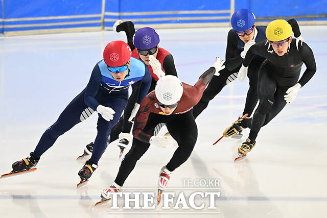 역주하는 쇼트트랙 서범석과 김시우, 신동민, 김기현, 이정수(왼쪽부터).