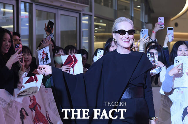 할리우드 배우 메릴 스트립이 8일 오후 서울 영등포구 타임스퀘어에서 열린 영화 '악마는 프라다를 입는다2' 레드카펫에서 팬들에게 인사하고 있다. /박상민 기자
