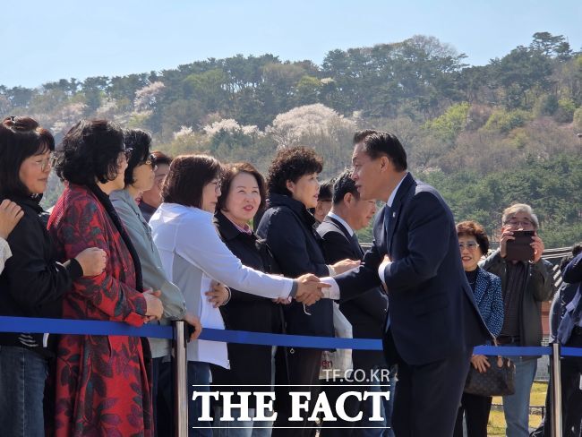 8일 수원행궁 기자회견장에 모인 지지자들과 인사 나누는 이재준 수원시장. /박아론 기자