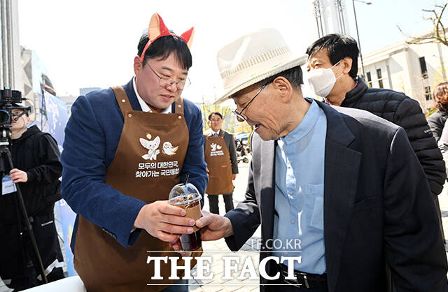 대통령직속 국민통합위원회가 8일 오후 서울 중구 프레스센터 앞 서울마당에서 '모두의 대한민국, 찾아가는 국민통합' 현장 소통행사를 개최한 가운데 한 시민이 국민 오픈마이크에서 국민통합과 관련된 제언을 하고 있다. /국민통합위원회