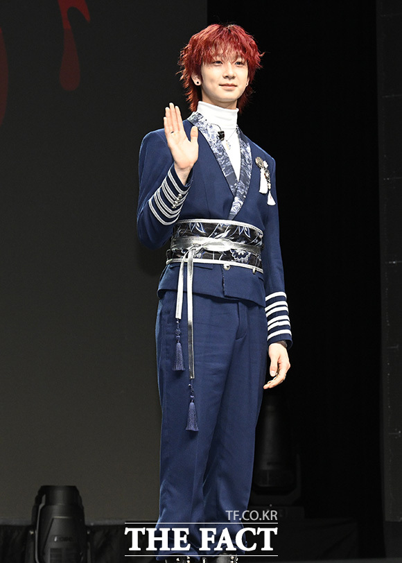 앰퍼샌드원이 신곡 'GOD'의 안무 포즈를 하고 있다.