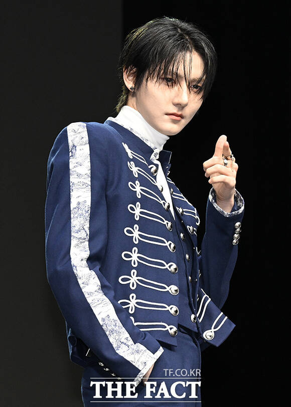 앰퍼샌드원이 신곡 'GOD'의 안무 포즈를 하고 있다.