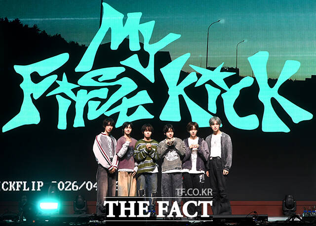 그룹 킥플립이 발매한 네 번째 미니앨범 'My First Kick'이 이틀만에 38만 장의 판매량을 기록하며 커리어하이에 접근했다. 사진은 킥플립의 주왕 동화 케이주 계훈 동현 민제가 6일 오후 서울 광진구 예스24 라이브홀에서 열린 네 번째 미니앨범 'My First Kick' 발매 기념 쇼케이스에 참석해 포즈를 취하고 있는 모습이다./박상민 기자