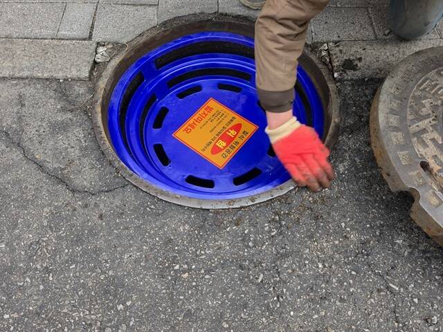 서울시가 맨홀 출입 전 위험성을 환기하는 출입경고시설을 설치하고 작업자가 맨홀에 직접 들어가지 않고도 작업할 수 있는 외부조작밸브를 도입한다고 8일 밝혔다. /서울시