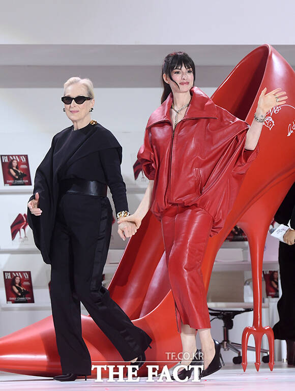 할리우드 배우 메릴 스트립(왼쪽)과 앤 헤서웨이가 8일 오후 서울 영등포구 타임스퀘어에서 열린 영화 '악마는 프라다를 입는다2' 레드카펫 행사에 참석해 팬들의 환호에 답하며 춤을 추고 있다. /박상민 기자