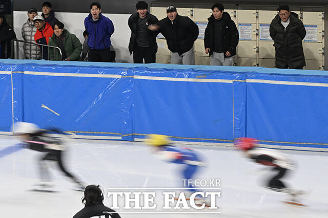 8일 오후 서울 양천구 목동실내빙상장에서 '2026-2027 쇼트트랙 국가대표 1차 선발대회'가 열린 가운데 여자 500m 예선에 출전한 선수들이 힘찬 출발을 하고 있다. /김성렬 기자