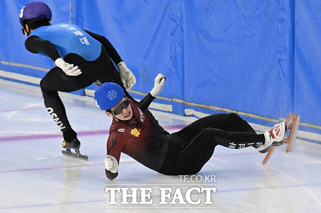 8일 오후 서울 양천구 목동실내빙상장에서 '2026-2027 쇼트트랙 국가대표 1차 선발대회'가 열린 가운데 여자 500m 예선에 출전한 선수들이 힘찬 출발을 하고 있다. /김성렬 기자