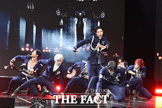 앰퍼샌드원이 군무를 하고 있다.