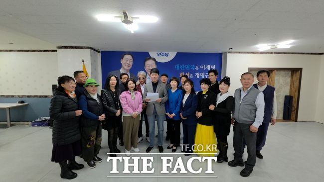 8일 오후 정명근 경기 화성시장 민주당 예비후보 캠프에서 김정흠 한국가요방송협회 회장이 회원들과 정 예비후보 지지를 선언하고 있다. /박아론 기자