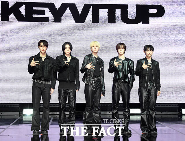 그룹 키빗업(KEYVITUP)의 재인, 세나, 현민, 루키아, 태환(왼쪽부터)이 8일 오후 서울 마포구 NOL 씨어터 합정 동양생명홀에서 열린 데뷔 쇼케이스에 참석해 포즈를 취하고 있다. /박상민 기자