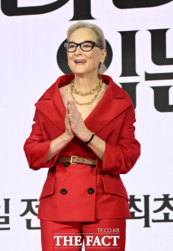 할리우드 배우 메릴 스트립이 8일 서울 광화문 포시즌스 호텔 서울에서 열린 영화 '악마는 프라다를 입는다2' 내한 기자간담회에 참석해 취재진을 향해 고개 숙여 인사하고 있다. /이새롬 기자