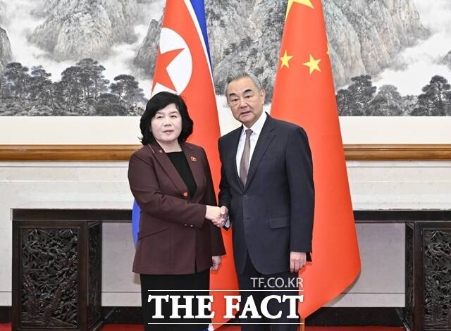 북한은 8일 왕이 중국공산당 중앙정치국 위원 겸 외교부장이 오는 9~10일 방북한다고 밝혔다. 북중 관계의 전면적 회복이라는 평가와 동시에 오는 5월 예정된 미중 정상회담을 고려한 움직임이란 해석이 나온다. 사진은 지난해 9월 왕 부장과 최선희 외무상이 중국 베이징에서 만난 모습. /AP. 뉴시스