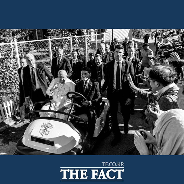 양종훈 상명대학교 디지털이미지학과 석좌교수가 6일(현지시간) 오스트리아 비엔나 툴립 아트 갤러리(Toolip Art Gallery)에서 프란치스코 교황의 선종 1주년을 기리는 헌정 전시 '교황님의 미소'를 개최했다. 사진은 사진전에서 관람객들과 대화를 나누는 양종훈 사진가. /상명대학교