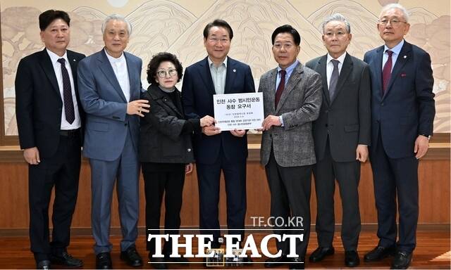 인천국제공항 통합 반대와 공공기관 이전 저지 인천 사수 범시민운동본부가 8일 유정복 인천시장(가운데)에게 인천 사수 범시민운동 동참 요구서를 전달했다. /인천 사수 범시민운동본부