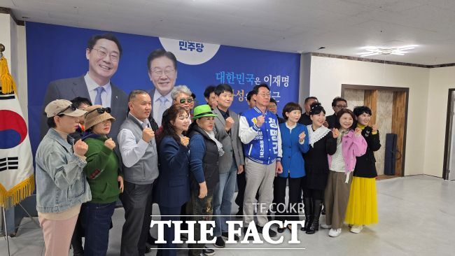 8일 오후 정명근 경기 화성시장 민주당 예비후보 캠프에서 정 예비후보 지지선언 후 기념 촬영하는 한국가수방송협회 회원들 /박아론 기자