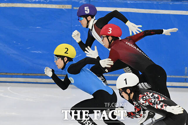 역주하는 쇼트트랙 남윤창과 홍경환, 김원빈(왼쪽부터).