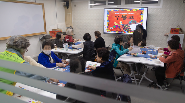 대전광역시 대덕구에 위치한 돌봄건강학교에서 7일 노인들이 프로그램 수업에 참여하고 있다. /보건복지부