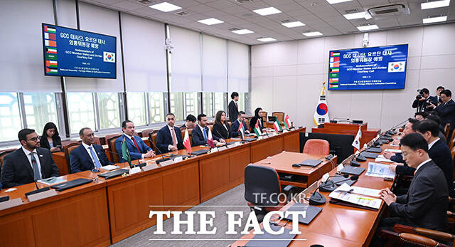 걸프협력회의(GCC) 소속 대사 및 요르단 대사 만난 김석기 국회 외교통일위원회 위원장(아래)과 외통위원들.