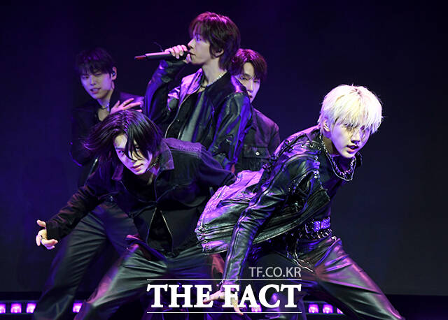 그룹 키빗업(KEYVITUP)이 8일 오후 서울 마포구 NOL 씨어터 합정 동양생명홀에서 열린 데뷔 쇼케이스에 참석해 타이틀곡 'KEYVITUP' 무대를 펼치고 있다. /박상민 기자