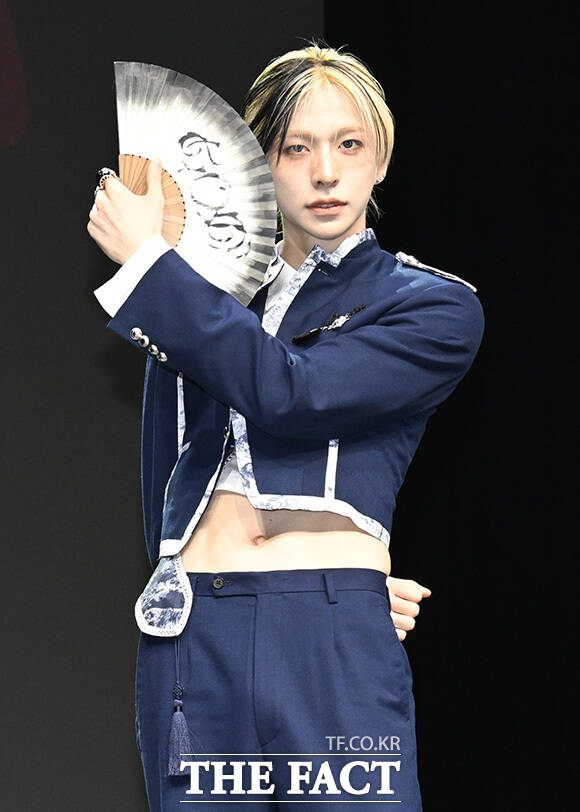 앰퍼샌드원이 신곡 'GOD'의 안무 포즈를 하고 있다.